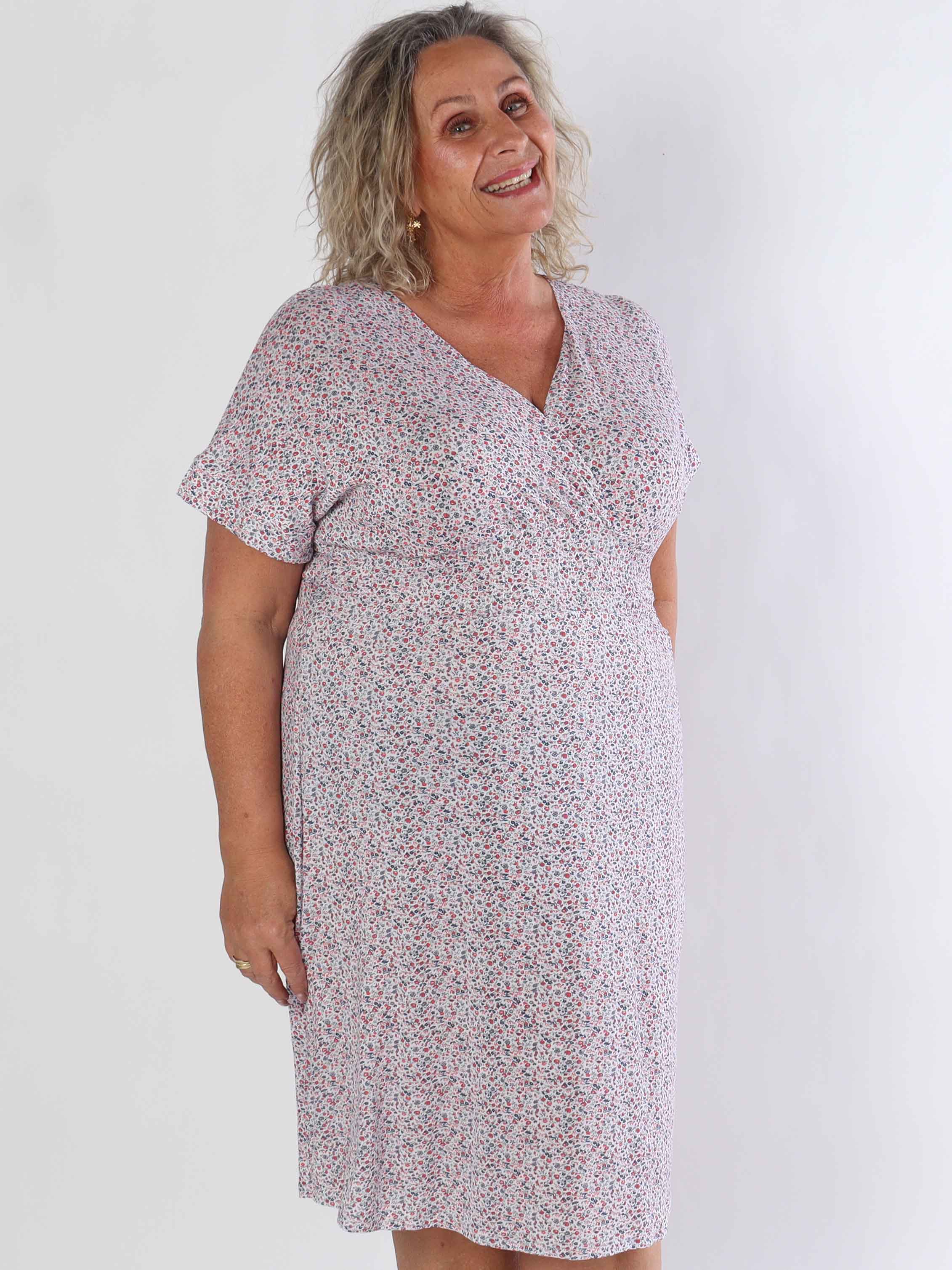 Maryam - Sød plus size kjole i blød viskose med blomsterprint